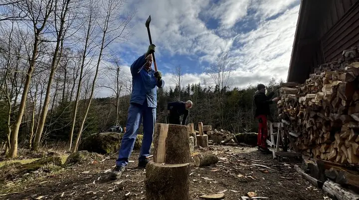 Holzhacken für den Winter | © DAV-WR
