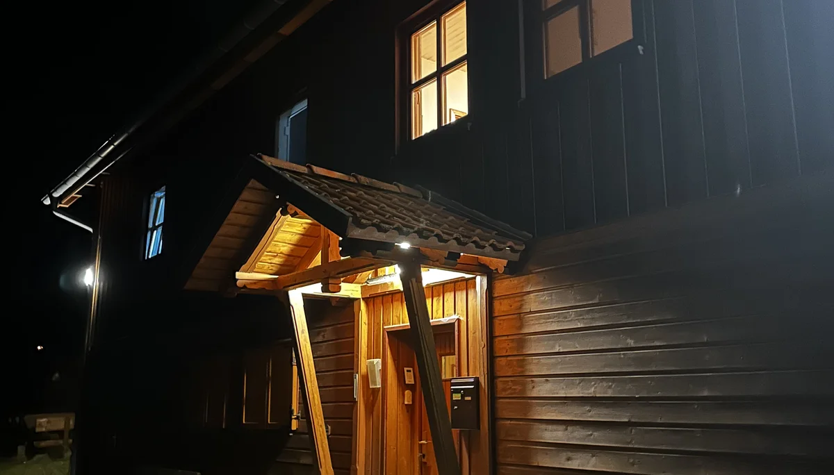 Hütteneingang in der Nacht | © DAV-WR