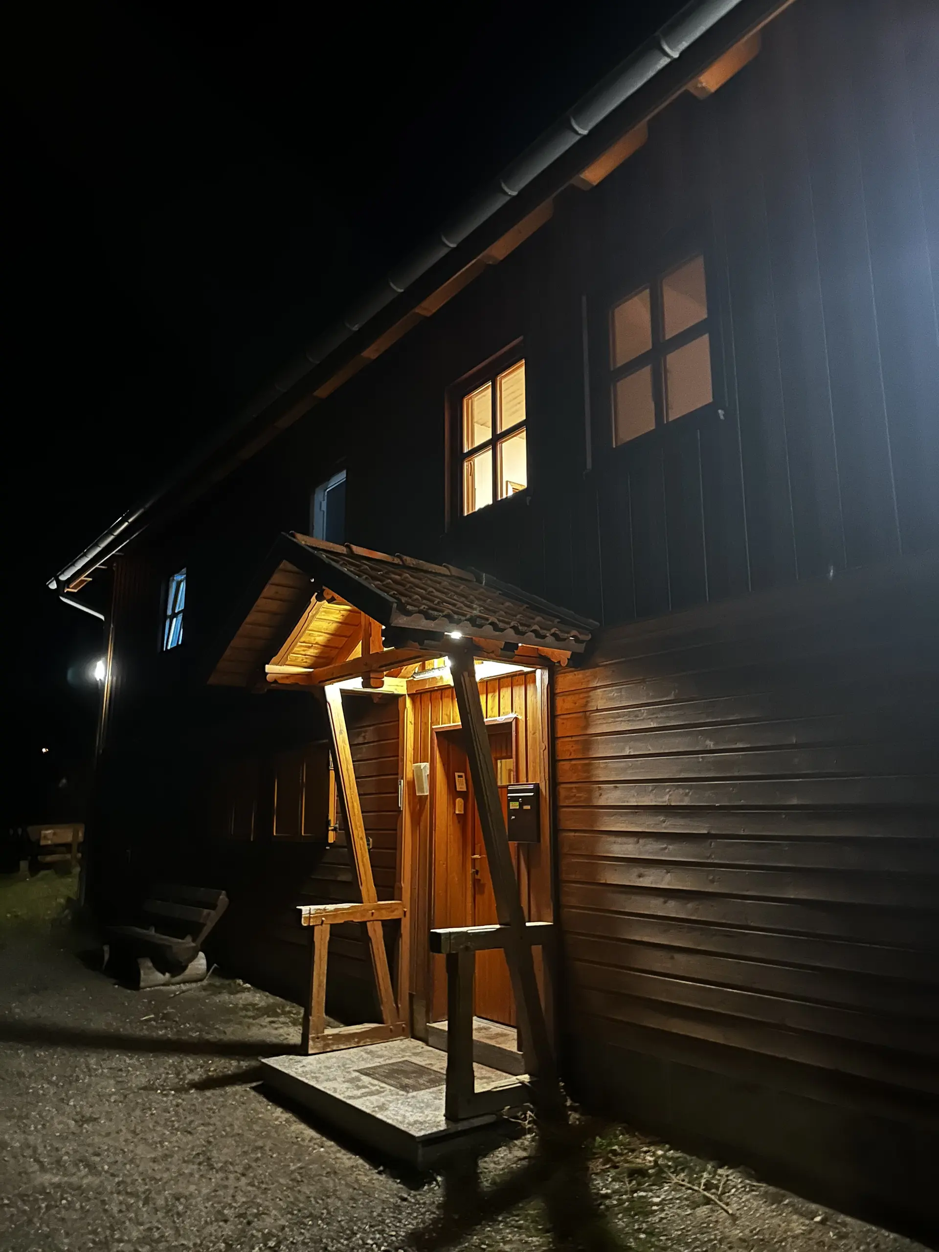 Hütteneingang in der Nacht | © DAV-WR