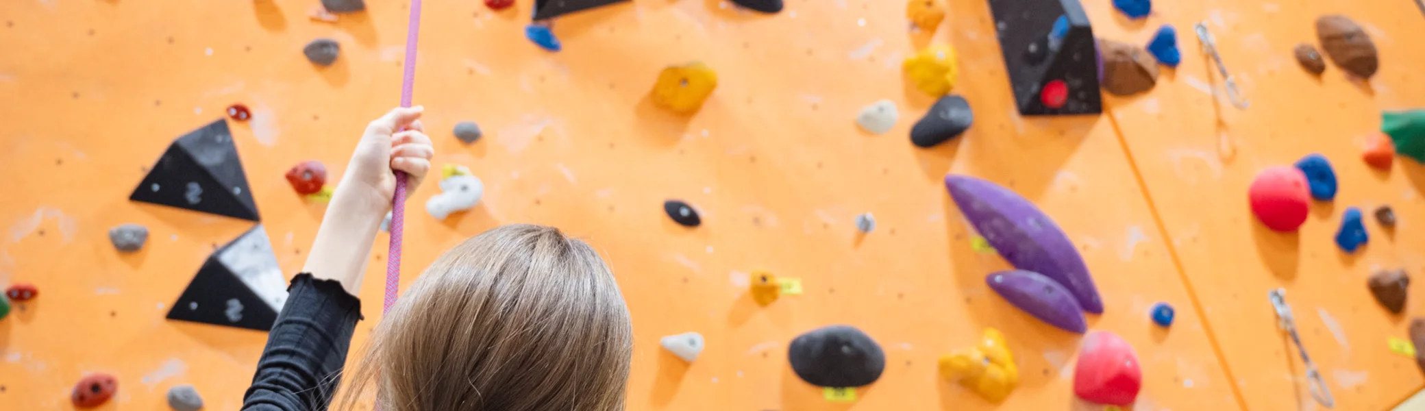 Eine Person schaut nach oben beim Sichern und unterstützt ihre Kletterparnerin. | © DAV-WR