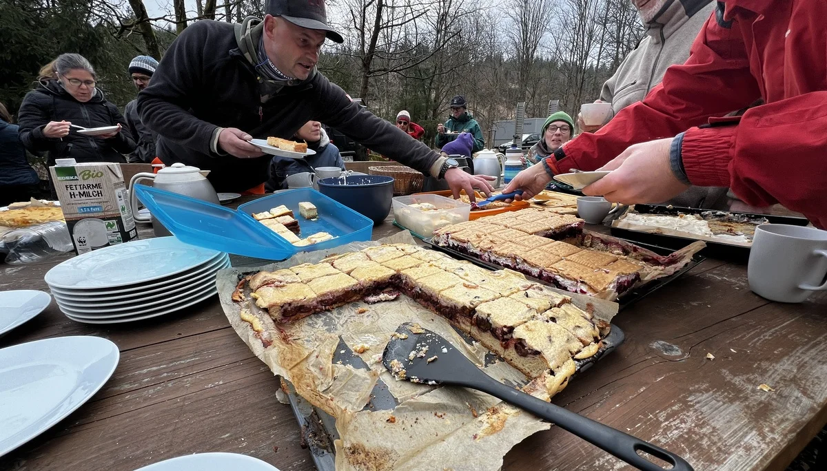 Unsere fleißigen Helfer stärken sich am üppigen Kuchenbuffet | © DAV-WR