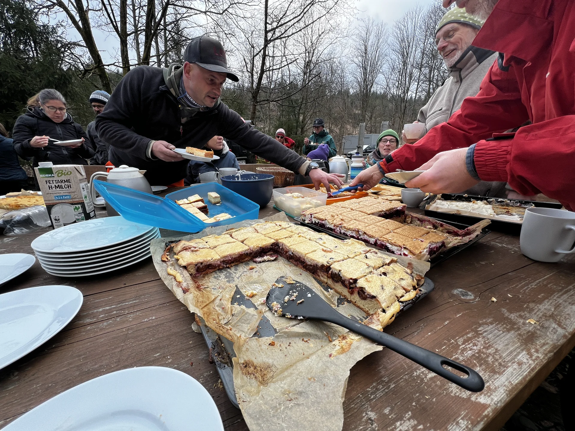 Unsere fleißigen Helfer stärken sich am üppigen Kuchenbuffet | © DAV-WR
