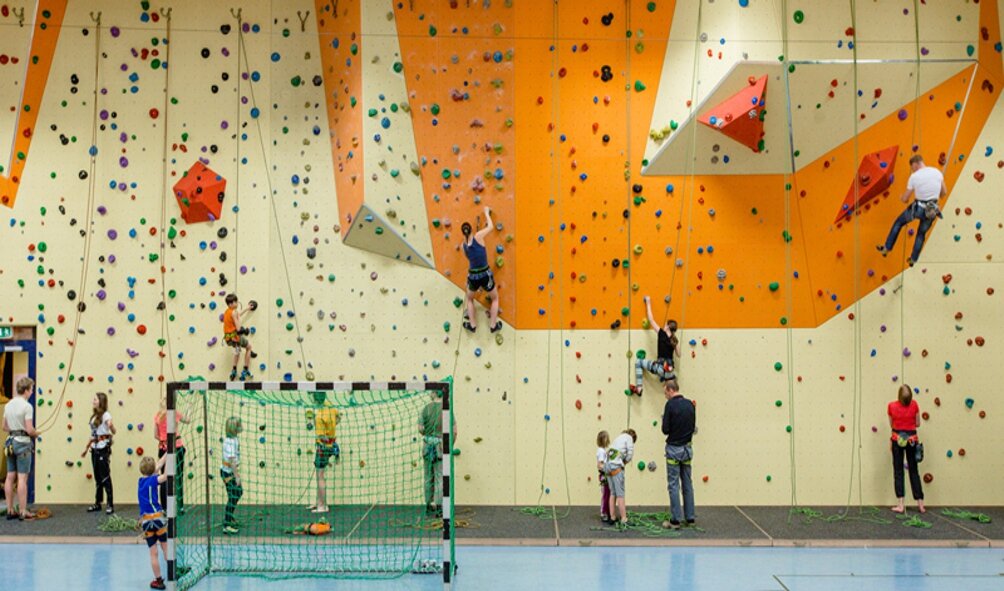 Kletterwand in der Stadtfeld Turnhalle | © DAV-WR Kletterwand | © DAV-WR