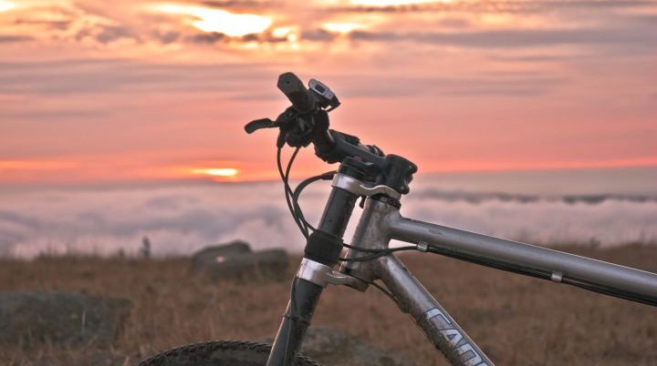 Mountainbike zum Sonnenuntergang auf dem Brockengipfel | © DAV-WR