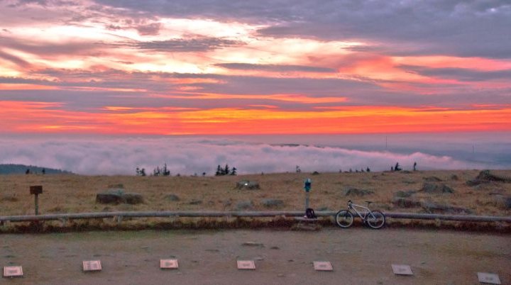 Mountainbike zum Sonnenuntergang auf dem Brockengipfel | © DAV-WR
