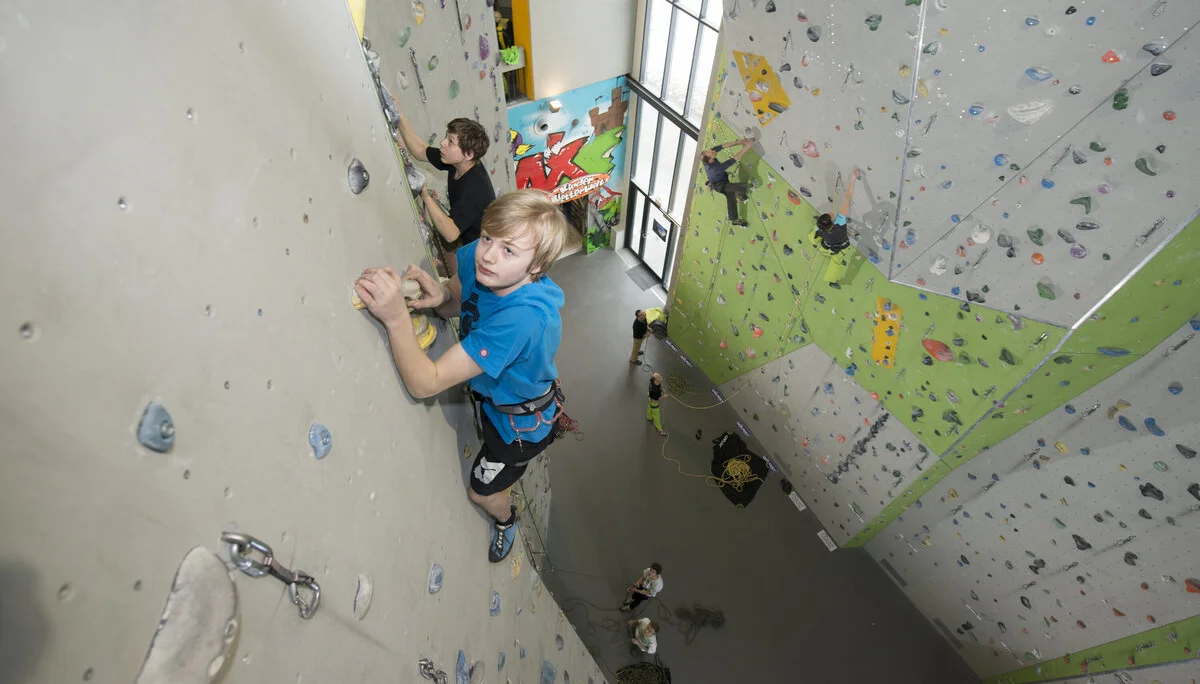 Klettern Vorstieg | © DAV/Thilo Brunner Zwei Jungs beim Klettern im Vorstieg nebeneinander. | © DAV/Thilo Brunner